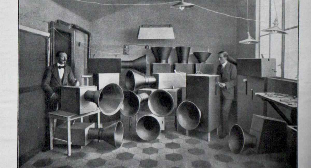 Intonarumori, de Luigi Russolo. (imagem recolhida de Le Senghor, https://www.senghor.be/intonarumori-lart-des-bruits/)